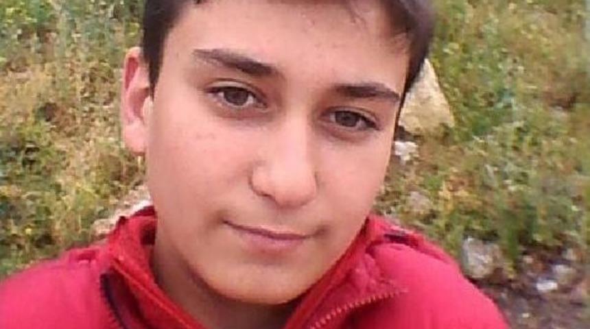 G&uuml;venlik Şeridinde Otomobil &Ccedil;arptığı Gen&ccedil; &Ouml;ld&uuml;, Babası Yaralandı