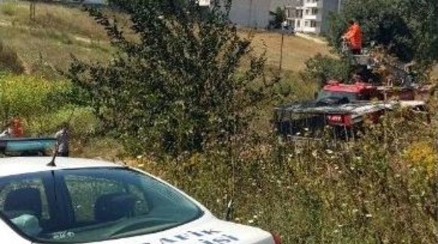 Osmaneli&rsquo;de Park Halindeki Otob&uuml;s Yandı