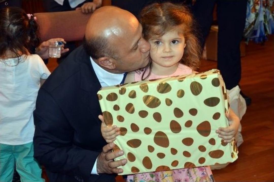 Bakan Işık &Ouml;nce &Ccedil;ocuklarla Sonra Yaşlılarla Bayramlaştı