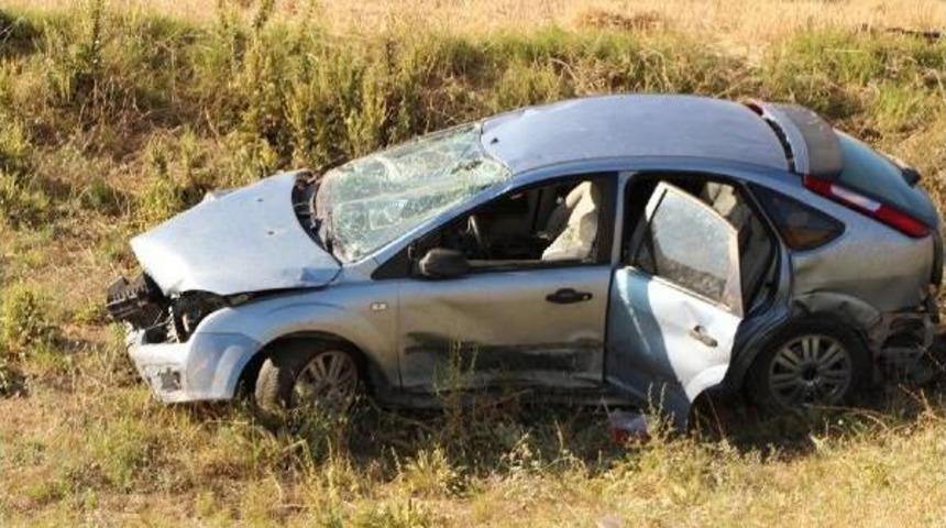 Otomobil Şarampole Yuvarlandı: 2 Ölü