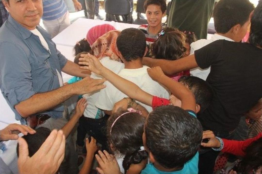 Suriyeli &Ccedil;ocukların Oyuncak İzdihamı