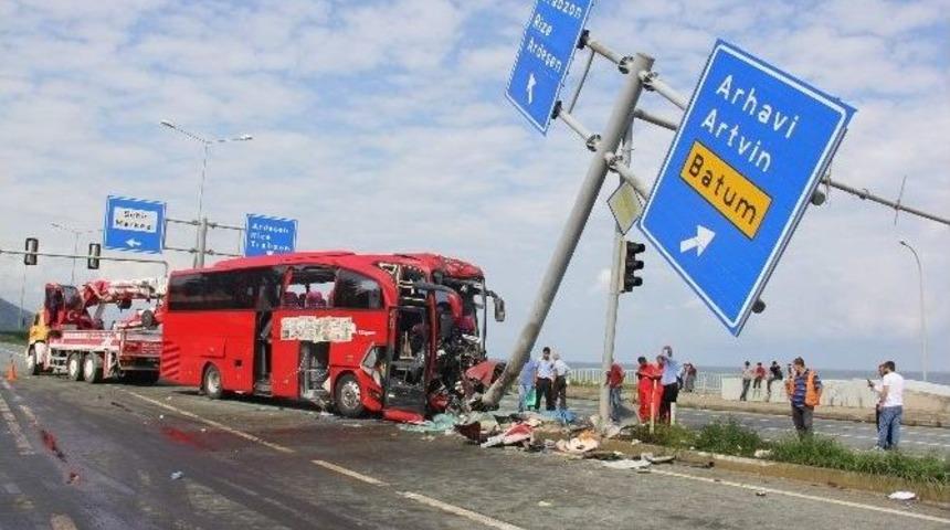 Rize’de Trafik Kazası: 1 Ölü, 36 Yaralı