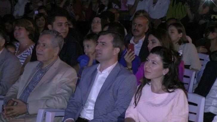 Bülent Arınç, Ferhat Göçer Konserine Katıldı G1