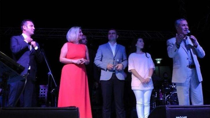 Bülent Arınç, Ferhat Göçer Konserine Katıldı G4