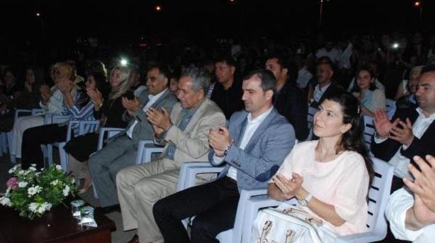 Ferhat G&ouml;&ccedil;er'in Şarkılarına 10 Bin Kişi Eşlik Etti