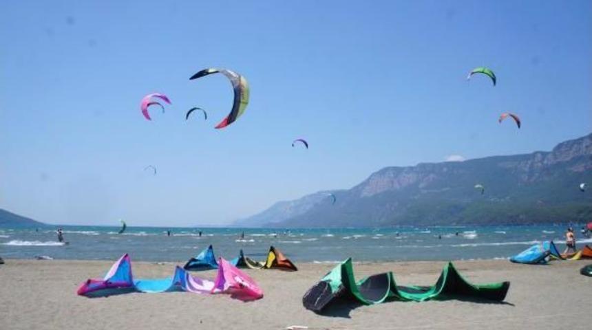 Adrenalin Tutkunlarının Adresi Akyaka Kitesurf Plajı