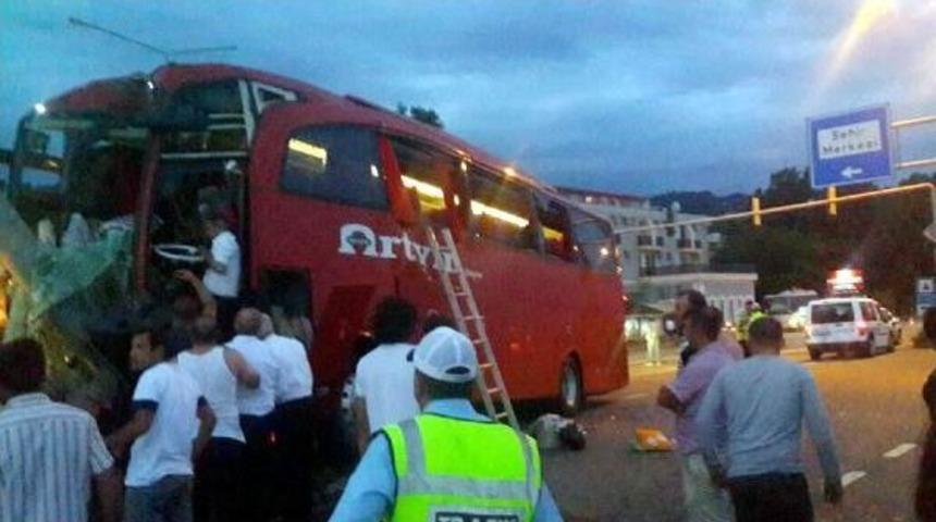 Yolcu Otobüsü Ile Otomobil Çarpıştı: 1 Ölü, 2’Si Ağır 29 Yaralı
