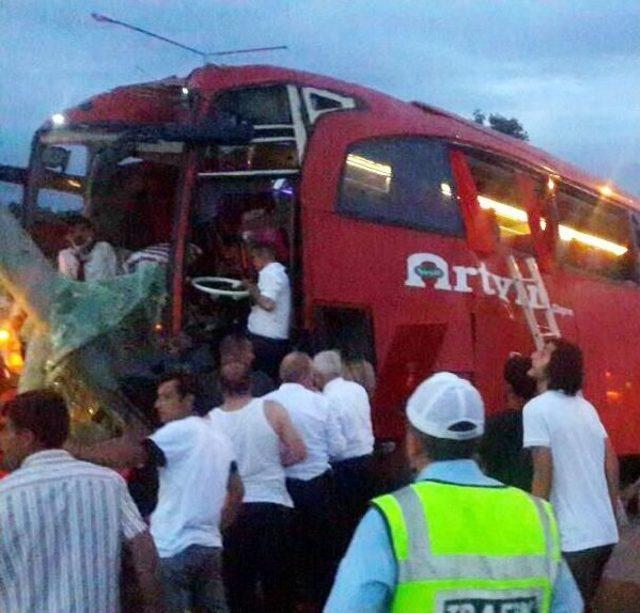 Yolcu Otobüsü Ile Otomobil Çarpıştı: 1 Ölü, 2’Si Ağır 29 Yaralı