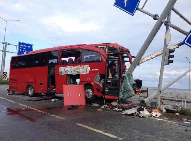 Yolcu Otobüsü Ile Otomobil Çarpıştı: 1 Ölü, 2’Si Ağır 29 Yaralı