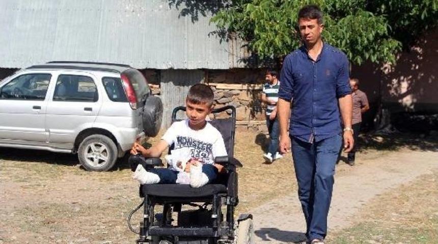 Minik Berat, Ak&uuml;l&uuml; Arabasıyla Ilk Kez Bayramda Şeker Topladı