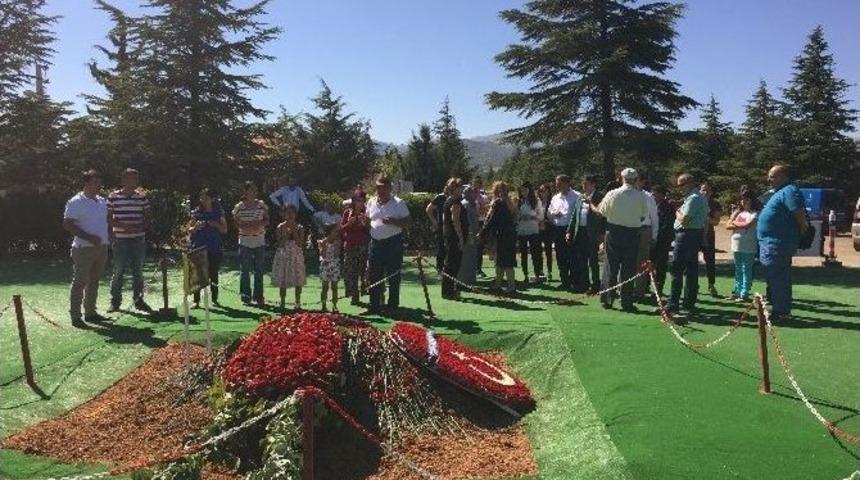 S&uuml;leyman Demirel&rsquo;in Mezarına Bayramda Ziyaret&ccedil;i Akını