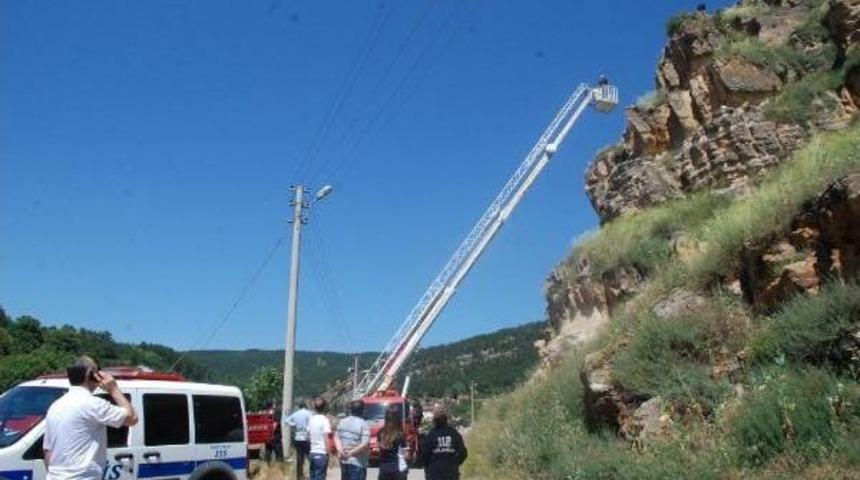 Kayalıklarda Intihara Kalkışan Genci Polis Ikna Etti