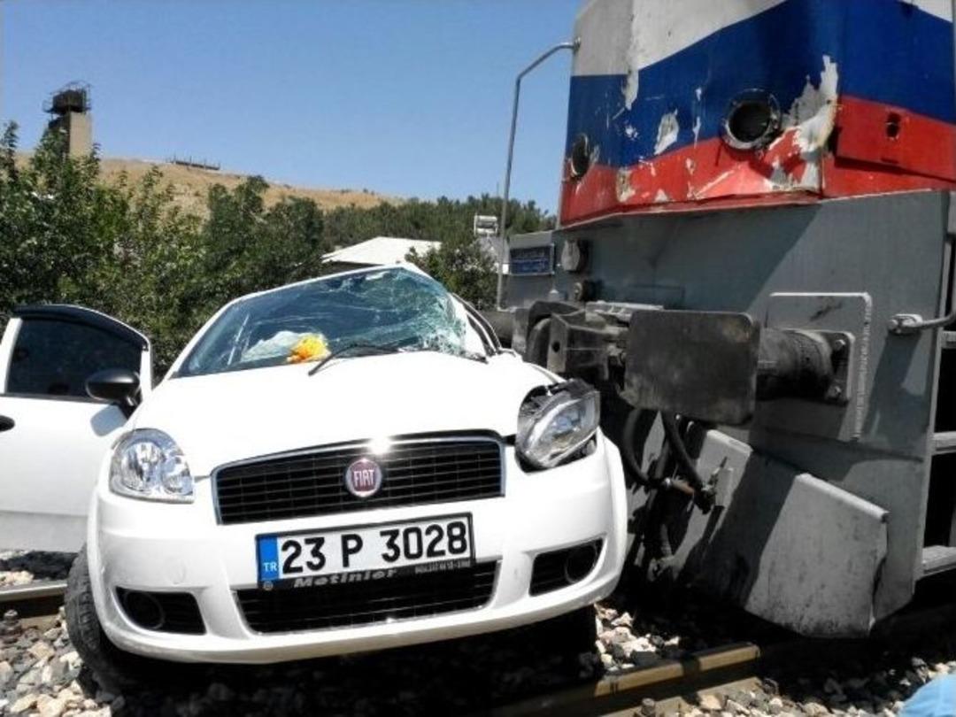 Tren, Otomobile &Ccedil;arptı: 4 Yaralı