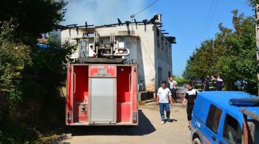 Karab&uuml;k'te Yemek Pişirirken K&ouml;y Konağı Yandı