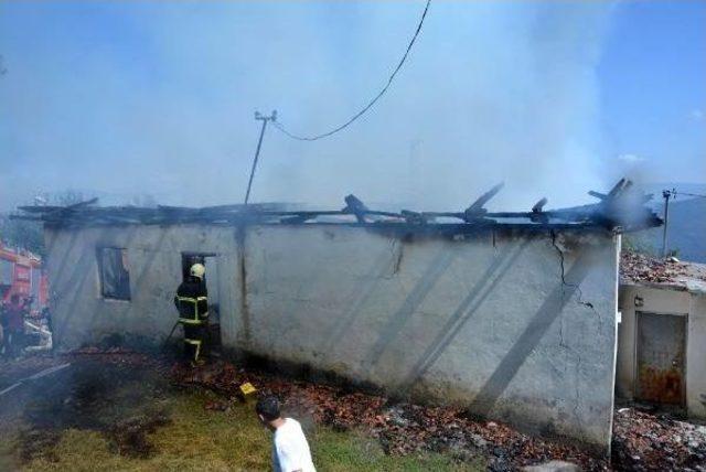 Karabük'te Yemek Pişirirken Köy Konağı Yandı