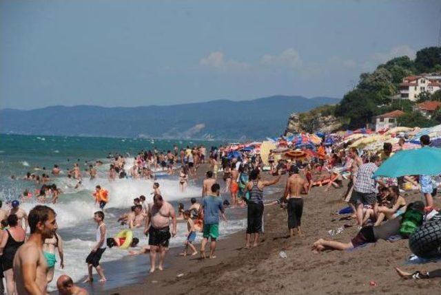 Akçakoca'da Plajlar Doldu