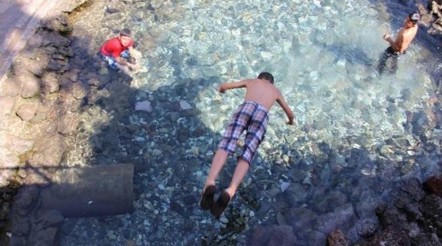 Sıcaktan Bulanan &Ccedil;ocuklar Bayramda S&uuml;s Havuzuna Girdi