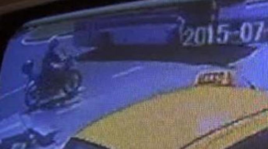 Otob&uuml;sle Motosiklet &Ccedil;arpıştı, Kaza G&uuml;venlik Kameralarına Yansıdı