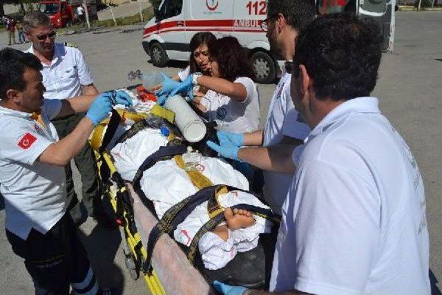 Kazada Yaralanan Semanur Için Ambulans Helikopter Kalktı