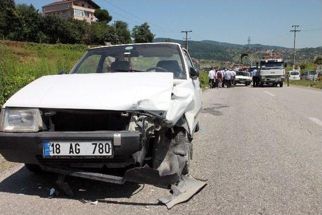 İki Otomobil Kafa Kafaya Çarpıştı: 2 Yaralı