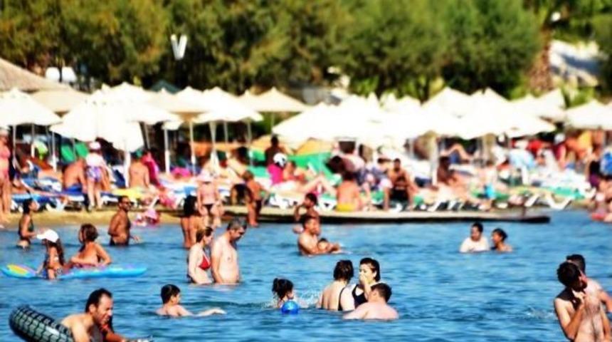 Bodrum'da Beach Club'lar Boşaldı, Halk Plajları Doldu Taştı