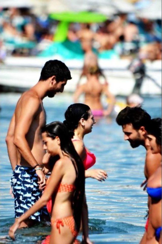 Bodrum'da Beach Club'lar Boşaldı, Halk Plajları Doldu Taştı