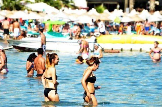 Bodrum'da Beach Club'lar Boşaldı, Halk Plajları Doldu Taştı