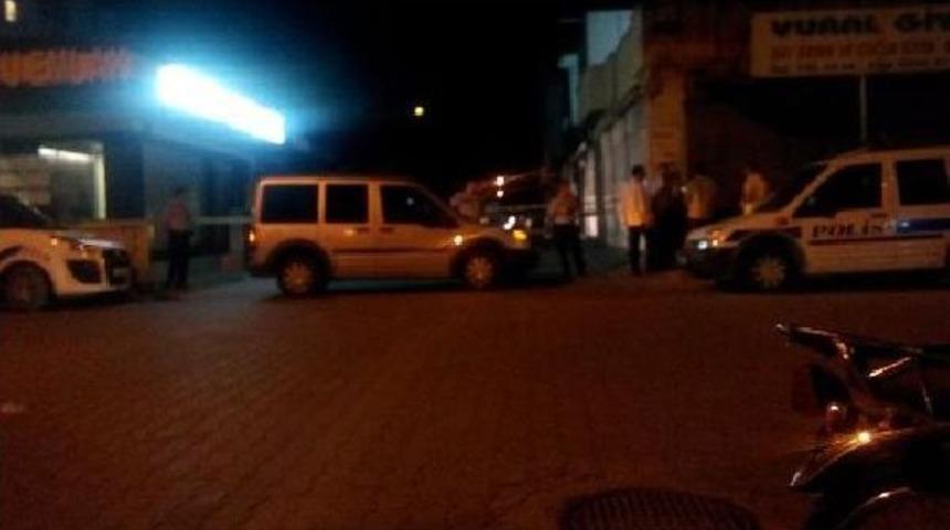 Evinin &Ouml;n&uuml;nde Otomatik T&uuml;fekle Taranarak &Ouml;ld&uuml;r&uuml;ld&uuml;