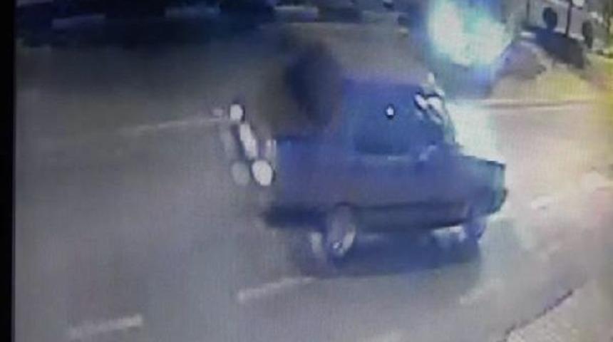 Ters Y&ouml;nde Kaymakamlık Konutuna &Ccedil;arptı: 3 Gen&ccedil;, Kazayı 3 Saniyeyle Atlattı