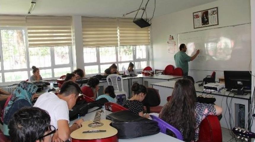 Kocasinan Kaymakamlığı &Ouml;ks&uuml;z Ve Yetimlere Gitar Kursu Veriyor