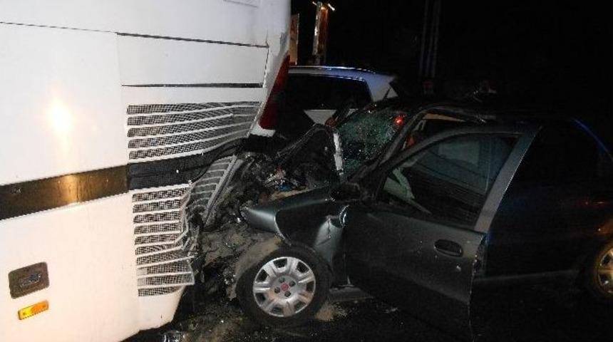 Otomobil İle Otob&uuml;s &Ccedil;arpıştı: 3 Yaralı