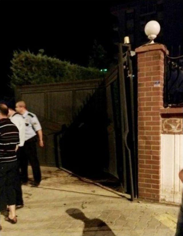 Kaymakamlık Konutuna Çarptı, Kaza Anı Kameraya Yansıdı 1