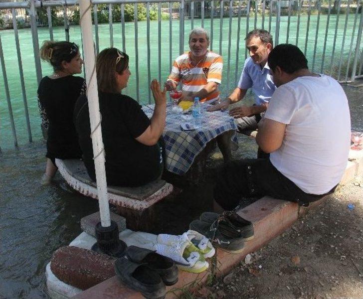 Kanaldan Taşan Sularla Serinliyorlar G1