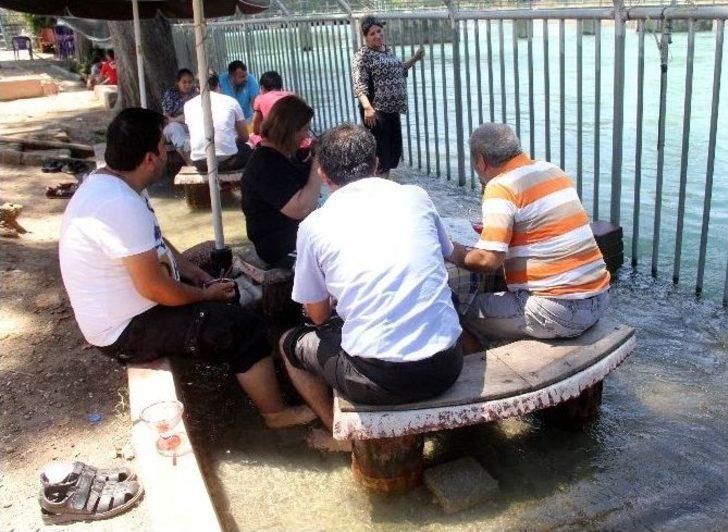 Kanaldan Taşan Sularla Serinliyorlar G2