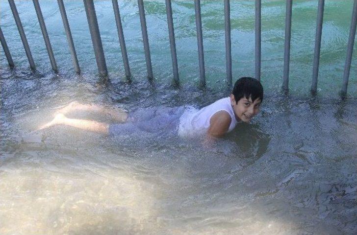 Kanaldan Taşan Sularla Serinliyorlar G5