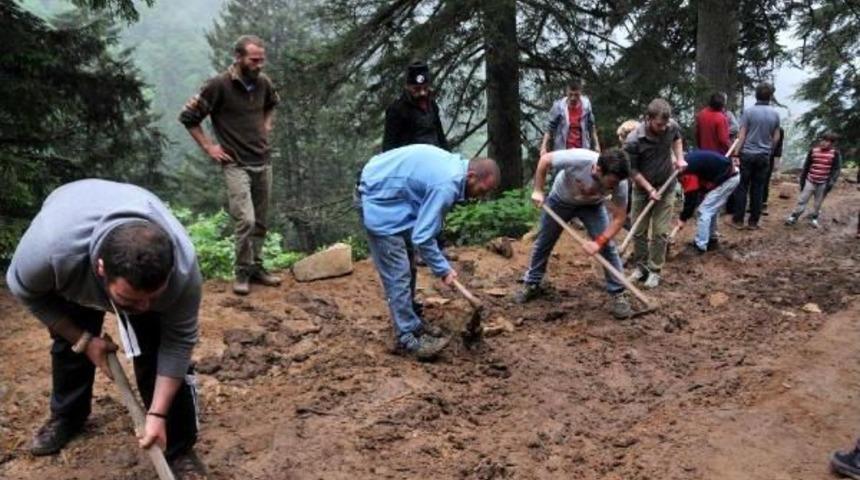 &lsquo;Yeşil Yol Yerine Mevcut Yolların Bakımı Yapılsın&rsquo; Dediler, Kazma-K&uuml;rekle Işe Koyuldular