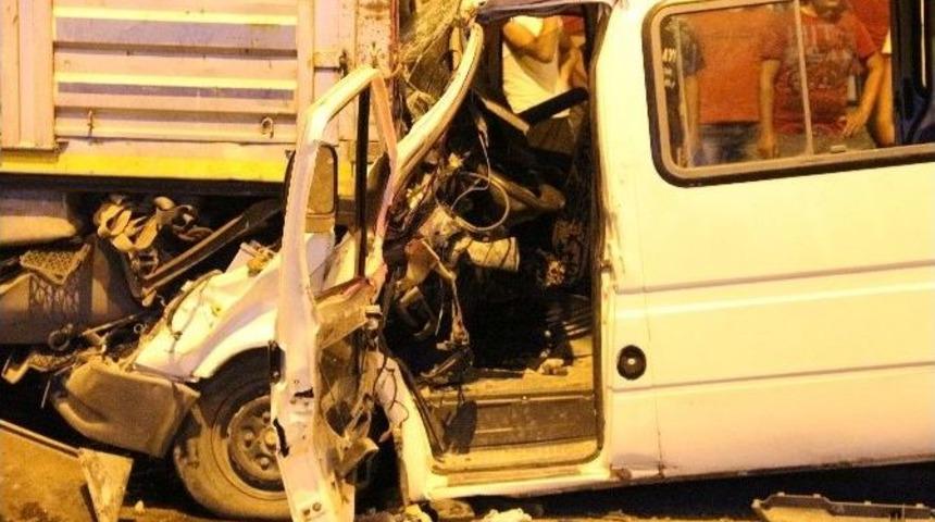 Yolcu Minib&uuml;s&uuml; Tır&rsquo;a &Ccedil;arptı S&uuml;r&uuml;c&uuml; Sıkıştı