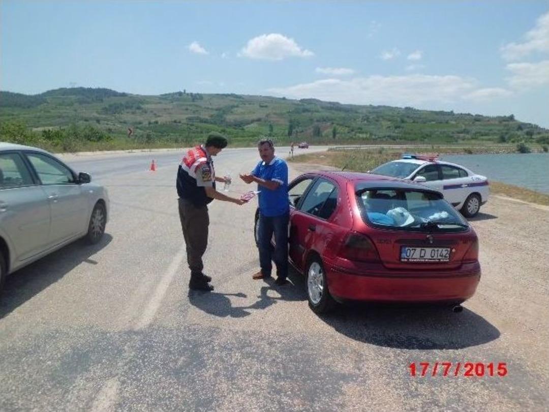 Osmaneli&rsquo;de Jandarma S&uuml;r&uuml;c&uuml;lere Ceza Yerine Şeker İkram Etti