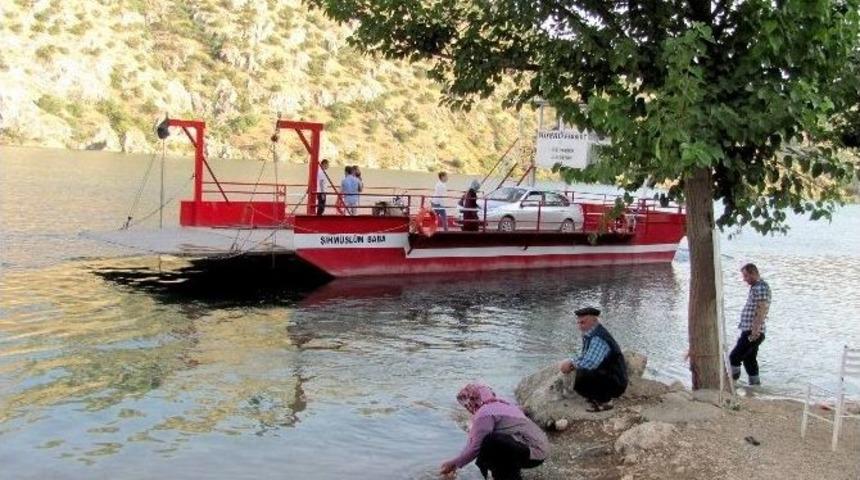 Bayramlaşmak İ&ccedil;in Fırat Nehri &Uuml;zerinde Salla Yolculuk