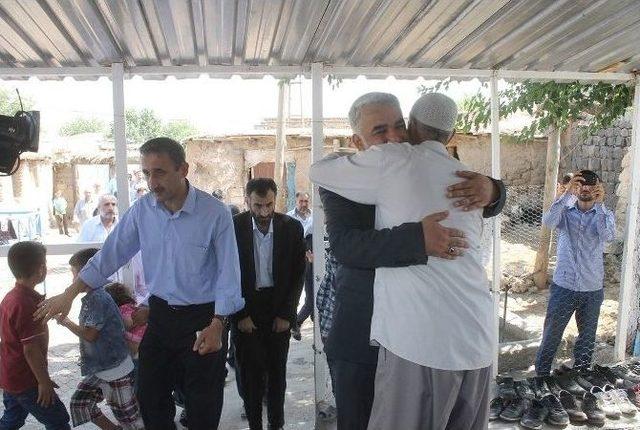 Yapıcıoğlu, Kozluca’da Hayatını Kaybedenlerin Ailelerini Ziyaret Etti