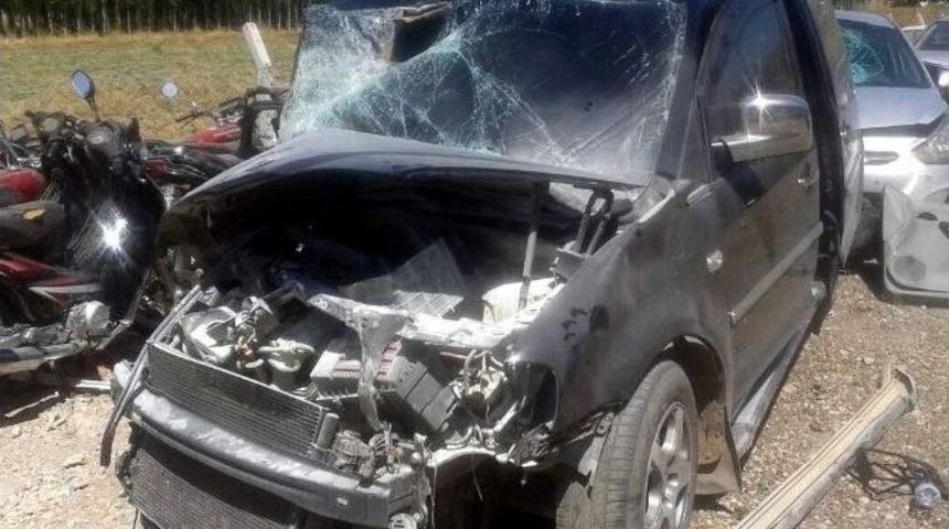 Otomobil Direğe &Ccedil;arptı: 3 Yaralı