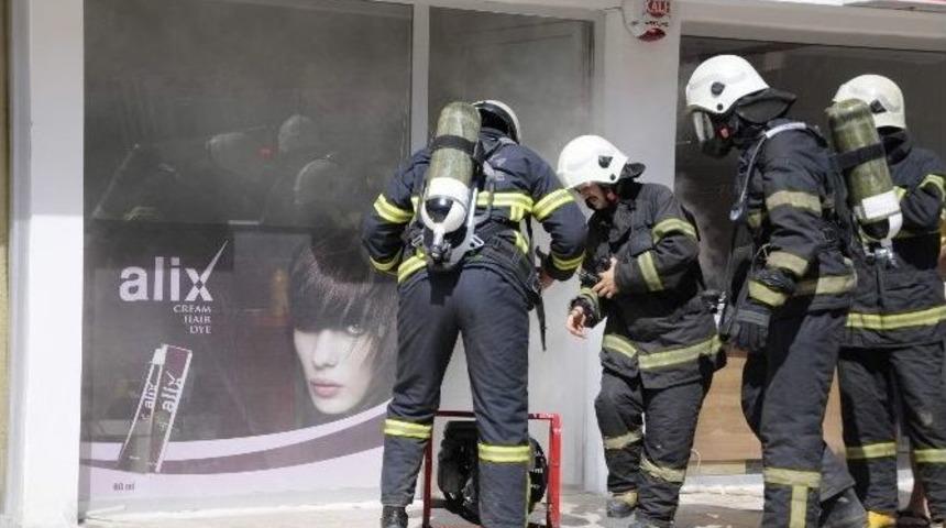 Antalya&rsquo;da Kozmetik D&uuml;kkanında Yangın