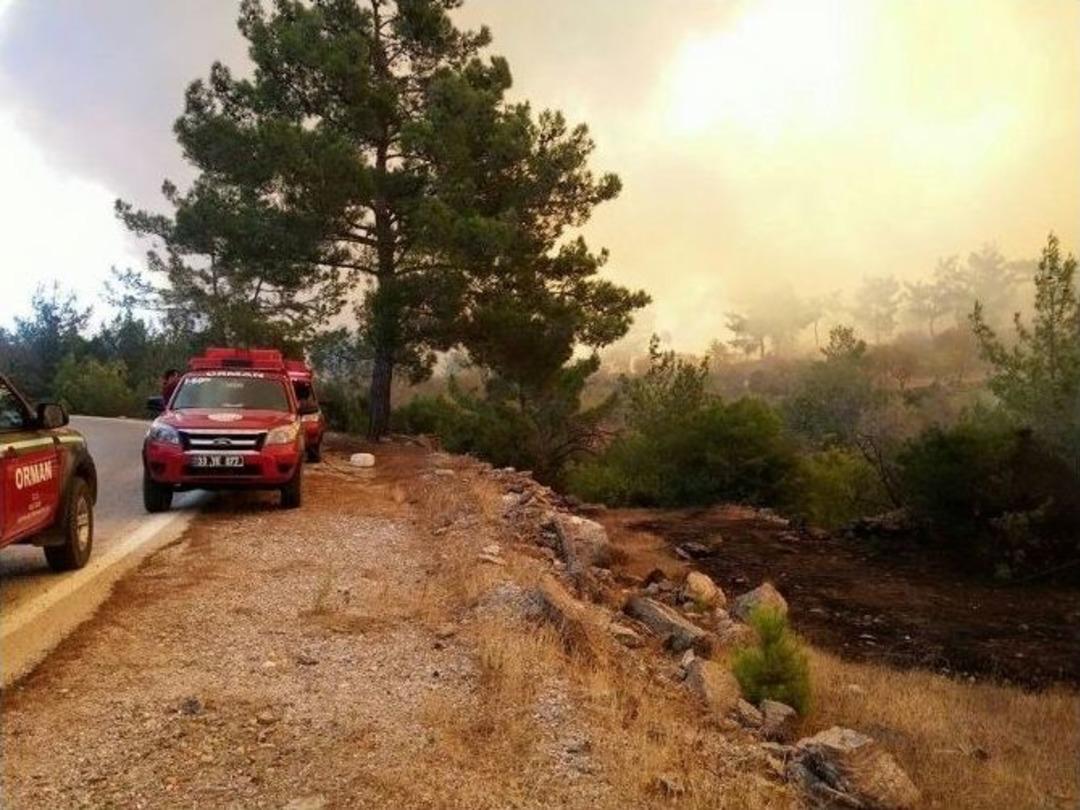 Mersin&rsquo;deki Orman Yangını S&uuml;r&uuml;yor