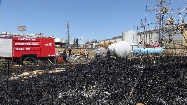 Yakıt Tankerlerine Sıçrayan Yangın Son Anda Söndürüldü