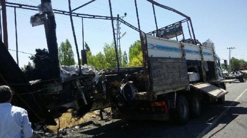 Yol Kesen Pkk, Ağrı'da Kamyon Yaktı