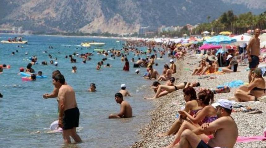 Konyaaltı Sahilinde Bayram Bereketi