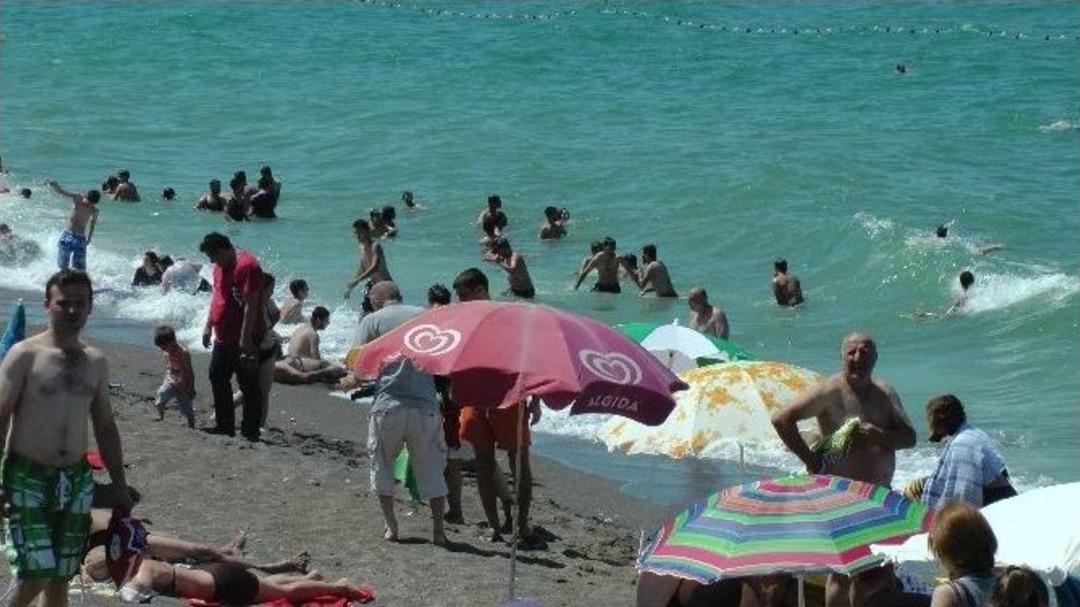 Tatilciler Karadeniz&rsquo;in Serin Sularında Serinliyor