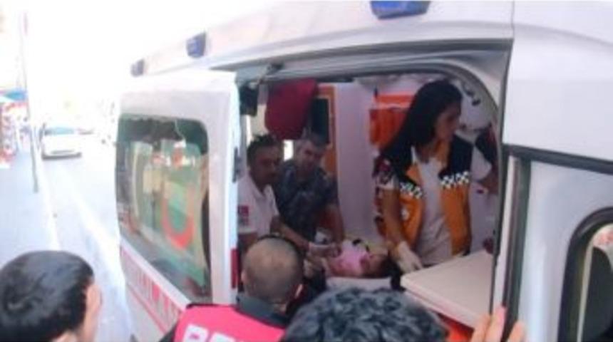 Babasıyla Yolun Karşısına Ge&ccedil;erken Otomobil &Ccedil;arptı