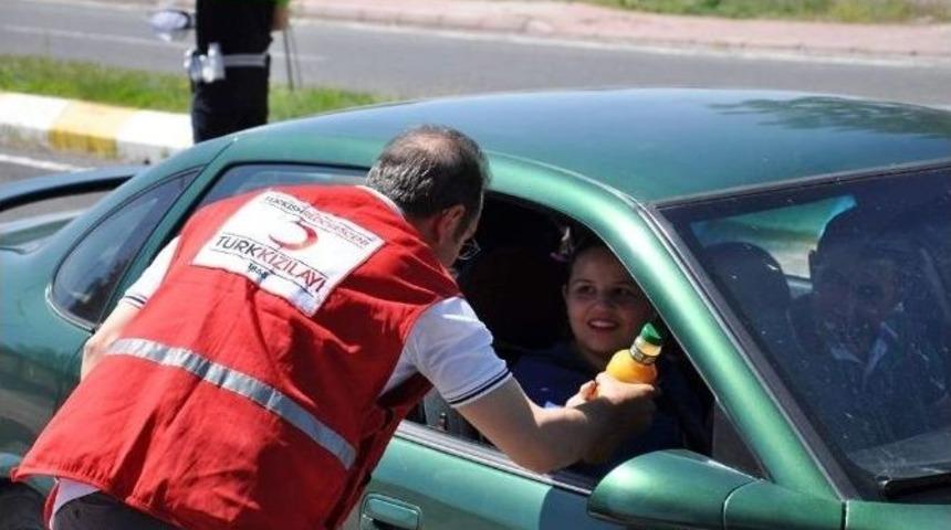 Kızılay G&ouml;n&uuml;ll&uuml;leri Bayram D&ouml;n&uuml;ş&uuml; S&uuml;r&uuml;c&uuml;leri Emniyet Kemeri Takmaları Konusunda Uyardı