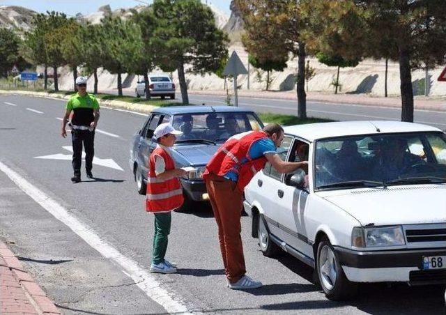 Kızılay Gönüllüleri Bayram Dönüşü Sürücüleri Emniyet Kemeri Takmaları Konusunda Uyardı